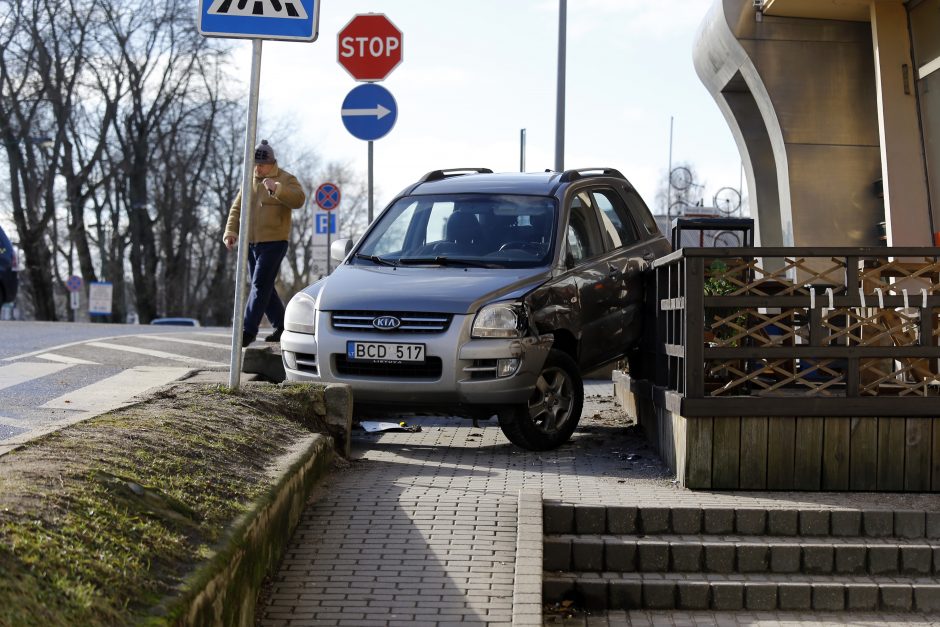 Visureigio skrydis Klaipėdoje baigėsi ant kavinės terasos