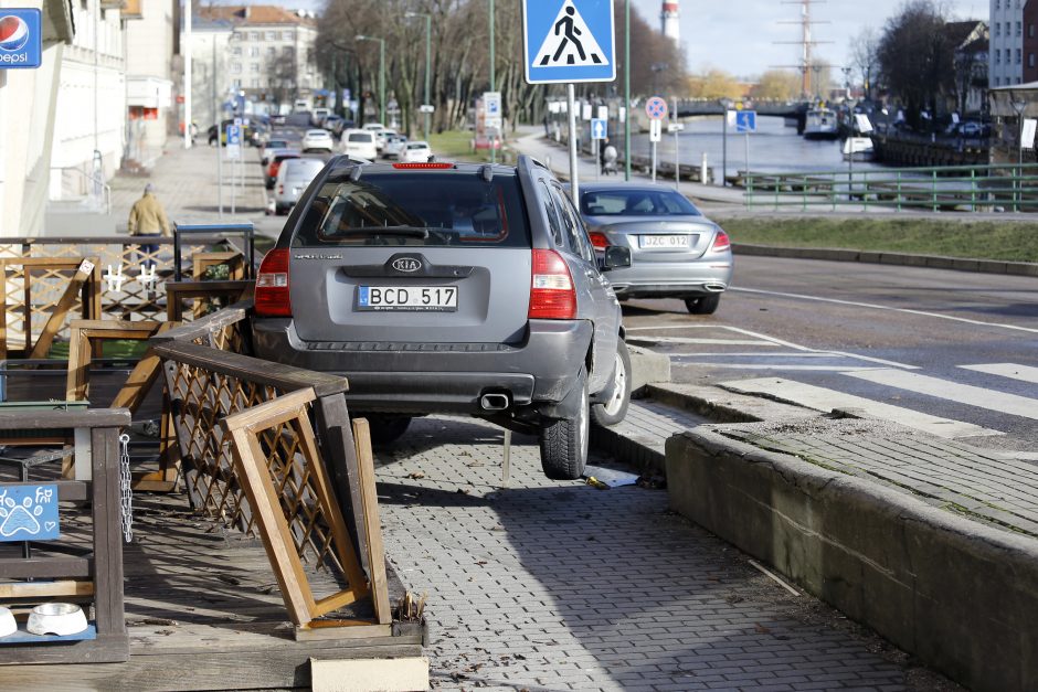 Visureigio skrydis Klaipėdoje baigėsi ant kavinės terasos