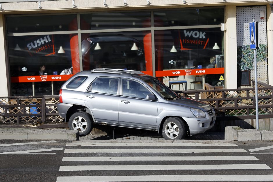 Visureigio skrydis Klaipėdoje baigėsi ant kavinės terasos