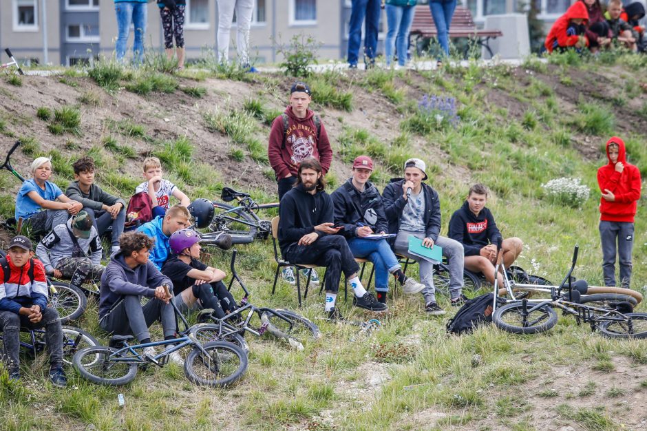 Uostamiestyje – kvapą gniaužiantys riedlentininkų ir dviratininkų triukai