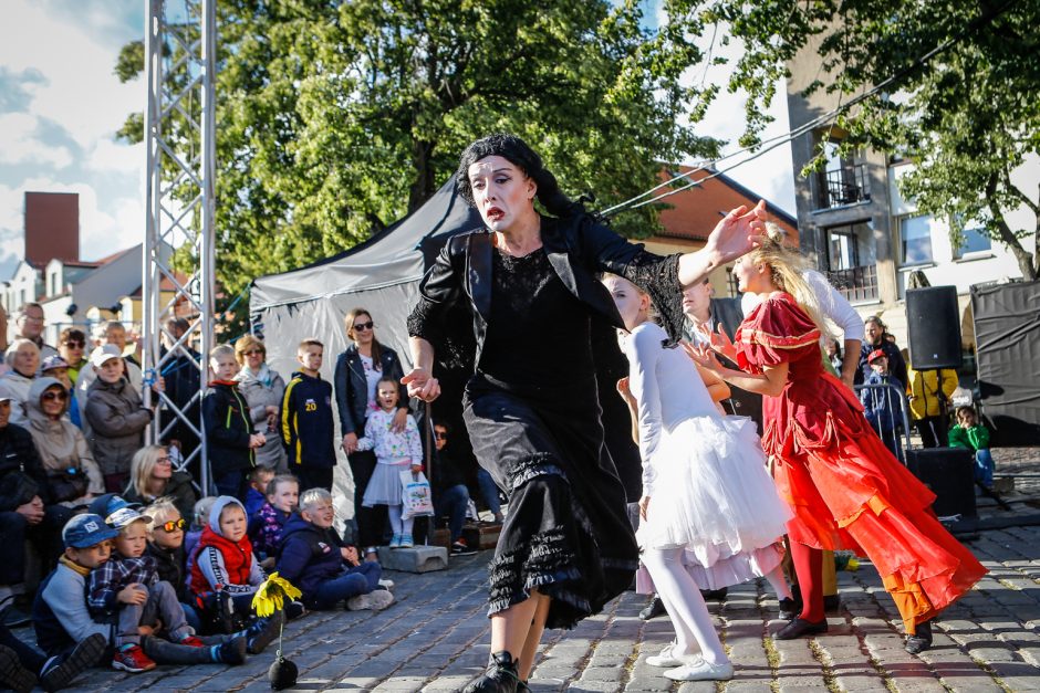 Teatro aikštę okupavo menininkai iš užsienio 