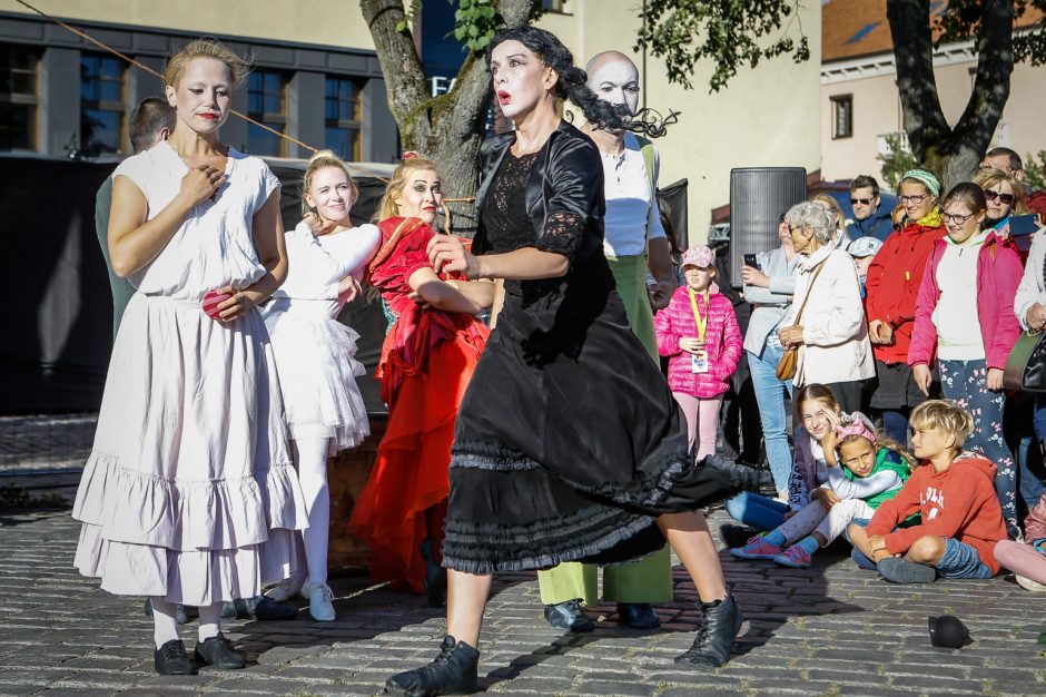 Teatro aikštę okupavo menininkai iš užsienio 