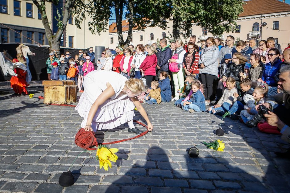 Teatro aikštę okupavo menininkai iš užsienio 