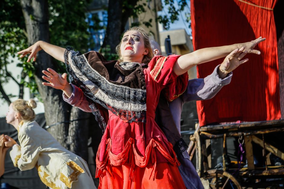 Teatro aikštę okupavo menininkai iš užsienio 