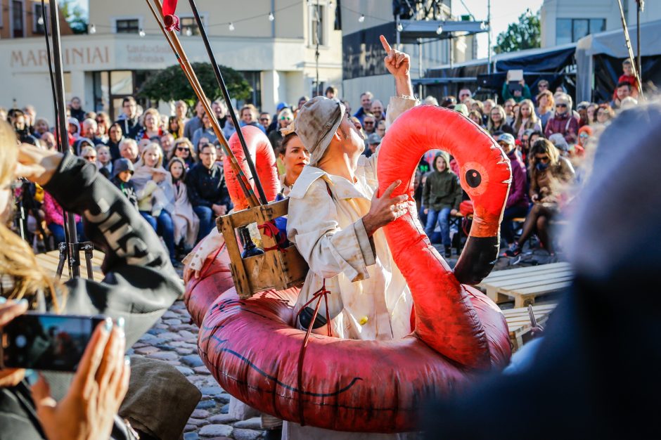 Teatro aikštę okupavo menininkai iš užsienio 