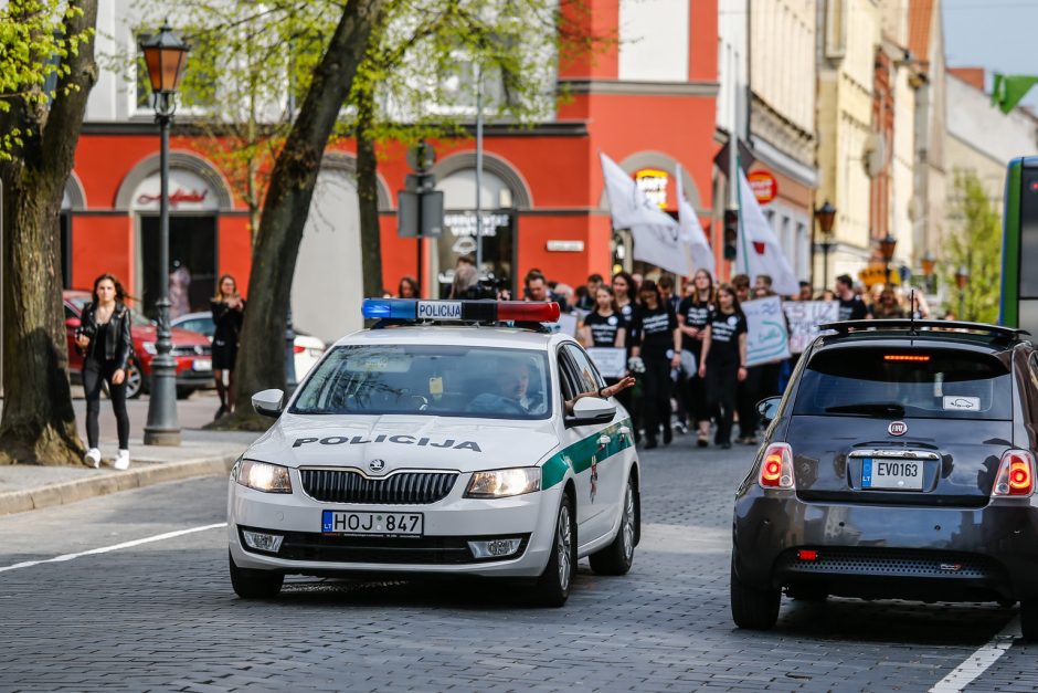 Klaipėdoje – aukštojo mokslo laidotuvių procesija