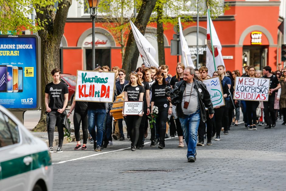 Klaipėdoje – aukštojo mokslo laidotuvių procesija