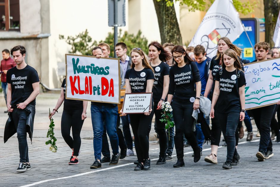 Klaipėdoje – aukštojo mokslo laidotuvių procesija