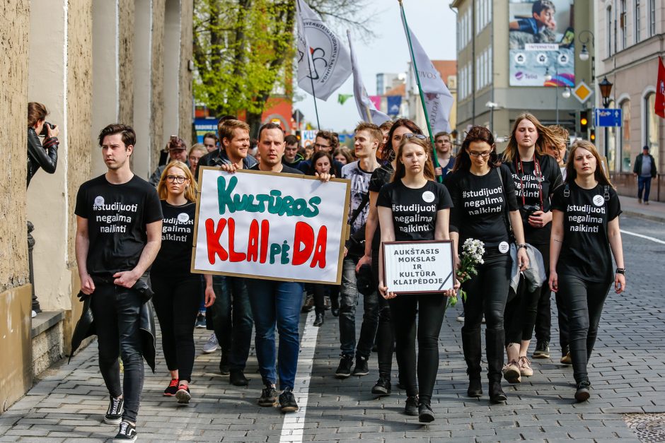 Klaipėdoje – aukštojo mokslo laidotuvių procesija