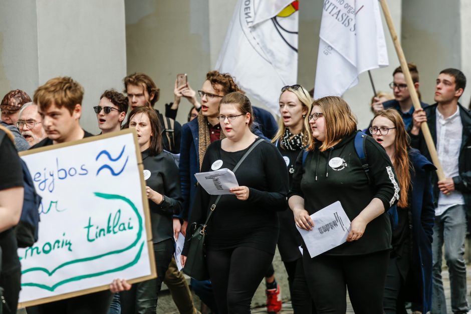 Klaipėdoje – aukštojo mokslo laidotuvių procesija