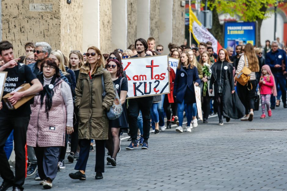 Klaipėdoje – aukštojo mokslo laidotuvių procesija