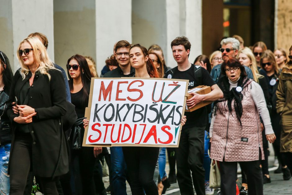 Klaipėdoje – aukštojo mokslo laidotuvių procesija