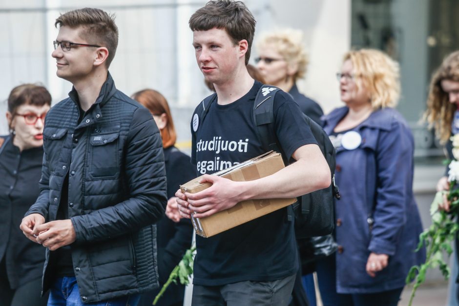 Klaipėdoje – aukštojo mokslo laidotuvių procesija