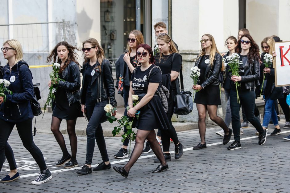 Klaipėdoje – aukštojo mokslo laidotuvių procesija