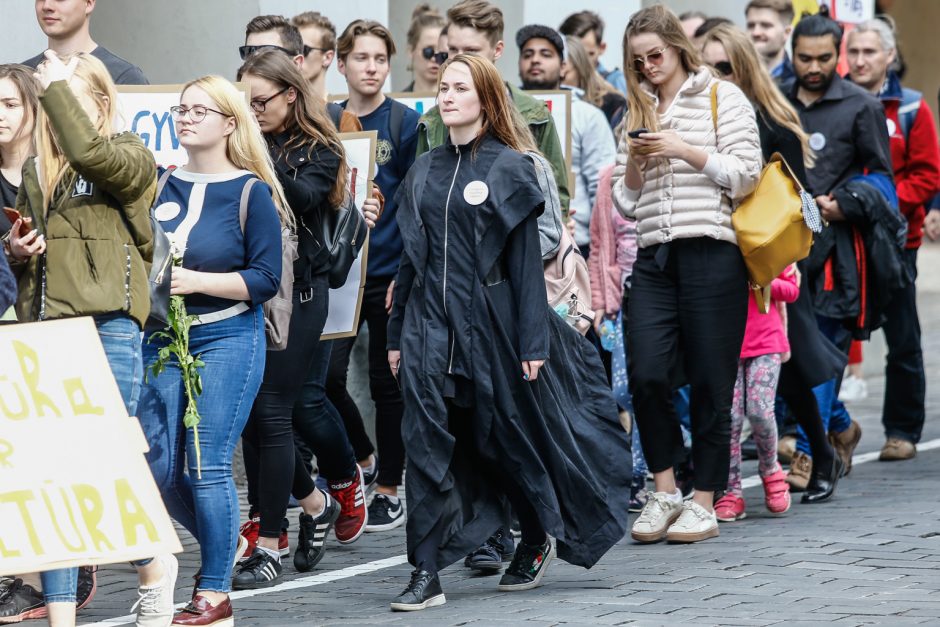 Klaipėdoje – aukštojo mokslo laidotuvių procesija