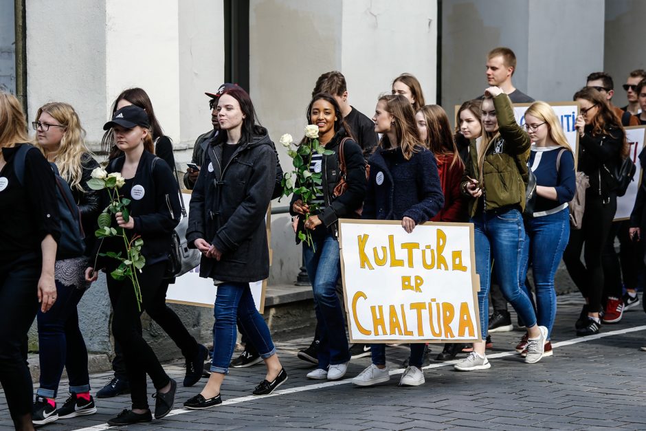 Klaipėdoje – aukštojo mokslo laidotuvių procesija