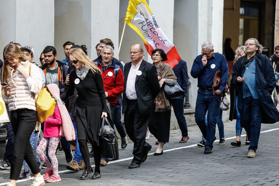 Klaipėdoje – aukštojo mokslo laidotuvių procesija