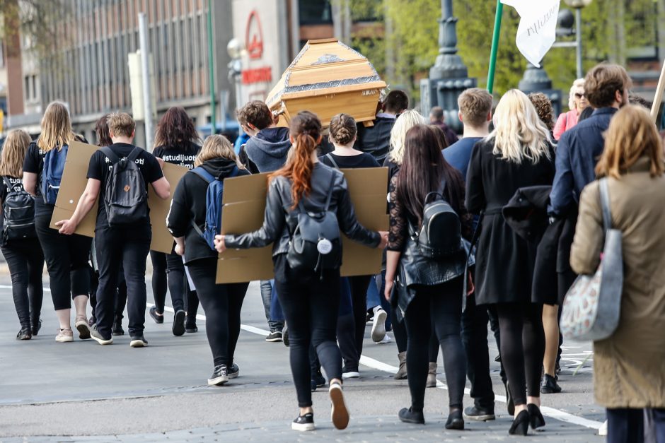 Klaipėdoje – aukštojo mokslo laidotuvių procesija