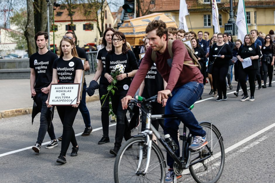 Klaipėdoje – aukštojo mokslo laidotuvių procesija