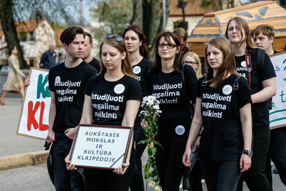 Klaipėdoje – aukštojo mokslo laidotuvių procesija