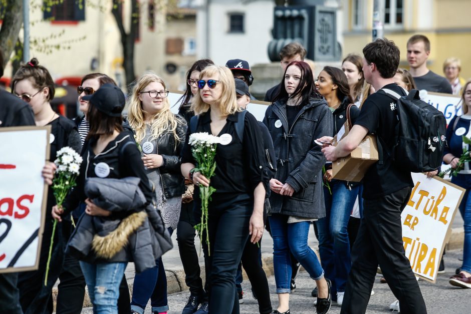 Klaipėdoje – aukštojo mokslo laidotuvių procesija