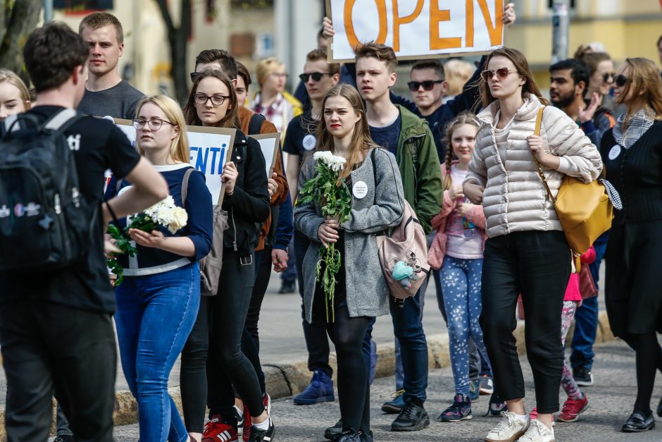 Klaipėdoje – aukštojo mokslo laidotuvių procesija