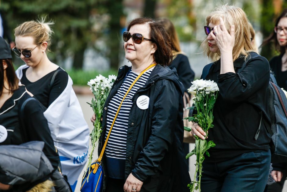 Klaipėdoje – aukštojo mokslo laidotuvių procesija