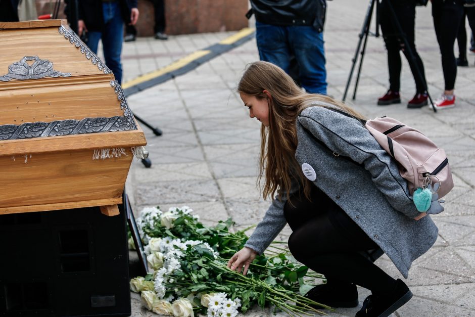 Klaipėdoje – aukštojo mokslo laidotuvių procesija