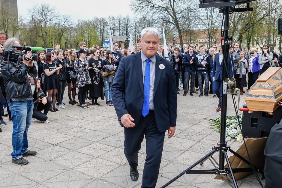 Klaipėdoje – aukštojo mokslo laidotuvių procesija