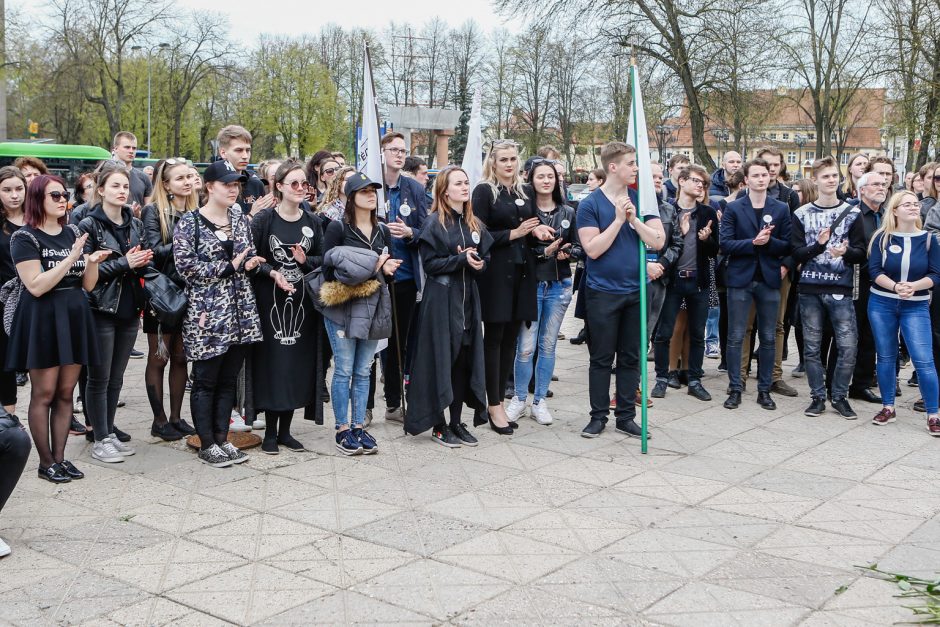 Klaipėdoje – aukštojo mokslo laidotuvių procesija