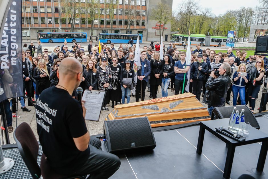 Klaipėdoje – aukštojo mokslo laidotuvių procesija