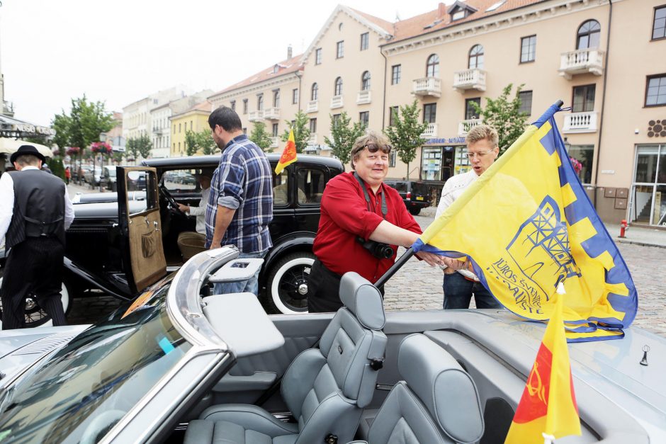 Į Jūros šventę tautiečius kvies senoviniai automobiliai