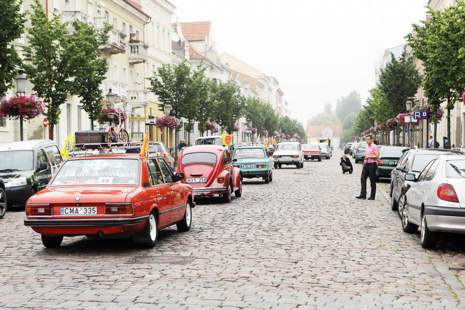 Į Jūros šventę tautiečius kvies senoviniai automobiliai