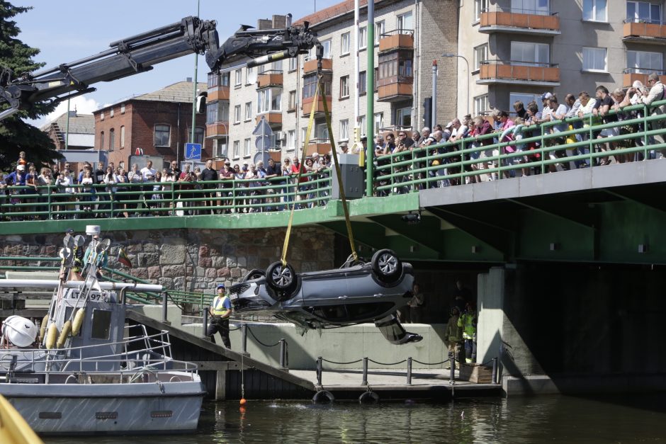 Iš Dangės upės ištrauktas nuskendusio JAV kario automobilis