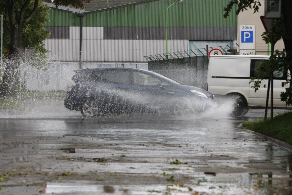 Klaipėdoje siautėjo štormas: virto medžiai, ugniagesiai vos spėjo suktis