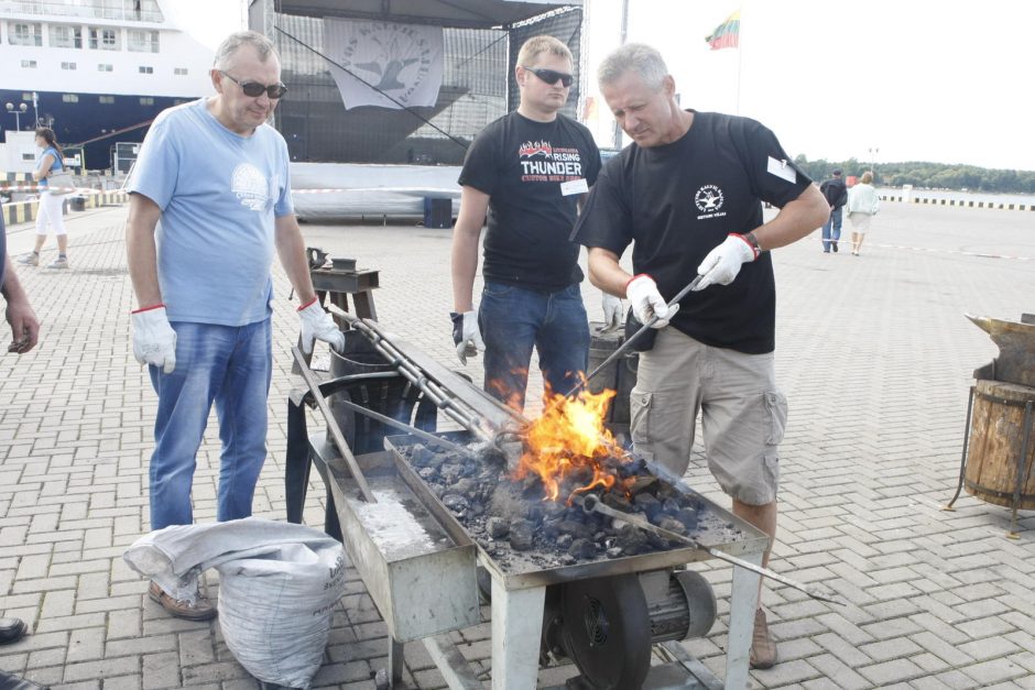 Klaipėdoje būrys kalvių kalė geležinę vėtrungę