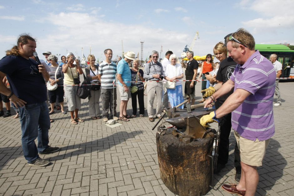 Klaipėdoje būrys kalvių kalė geležinę vėtrungę