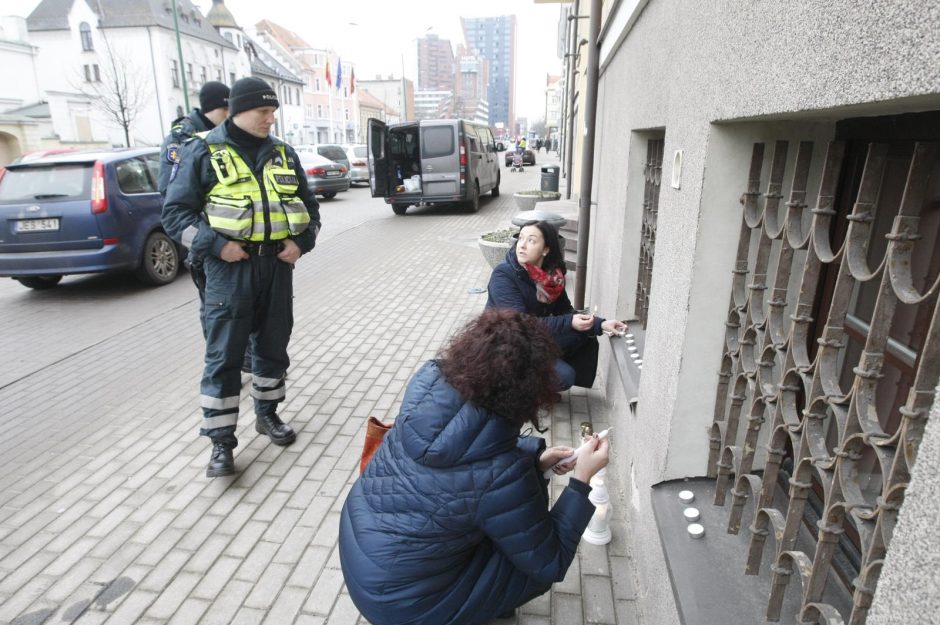 Uostamiestyje uždegtos gedulo liepsnelės