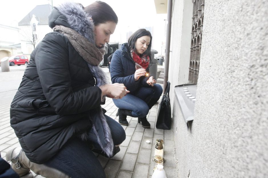 Uostamiestyje uždegtos gedulo liepsnelės