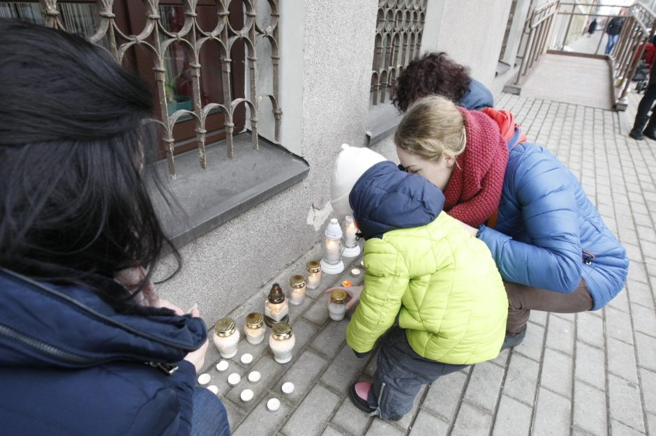 Uostamiestyje uždegtos gedulo liepsnelės