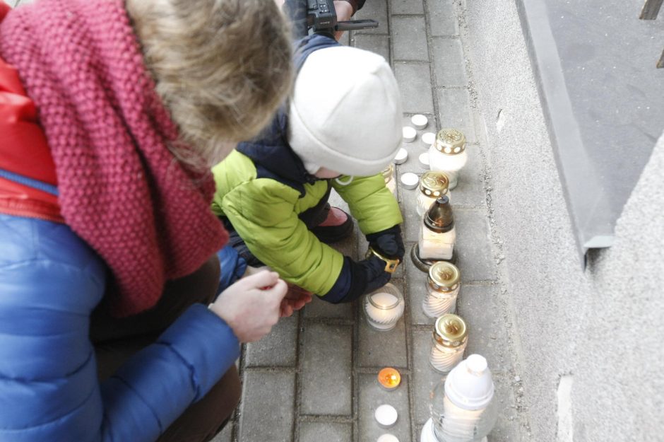 Uostamiestyje uždegtos gedulo liepsnelės