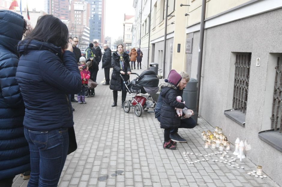 Uostamiestyje uždegtos gedulo liepsnelės