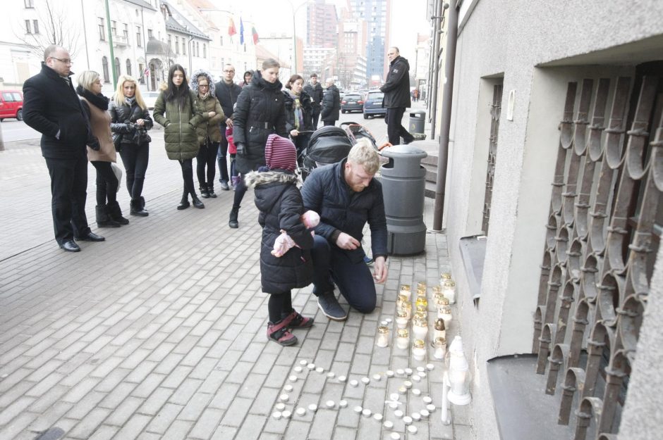 Uostamiestyje uždegtos gedulo liepsnelės