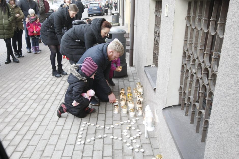 Uostamiestyje uždegtos gedulo liepsnelės