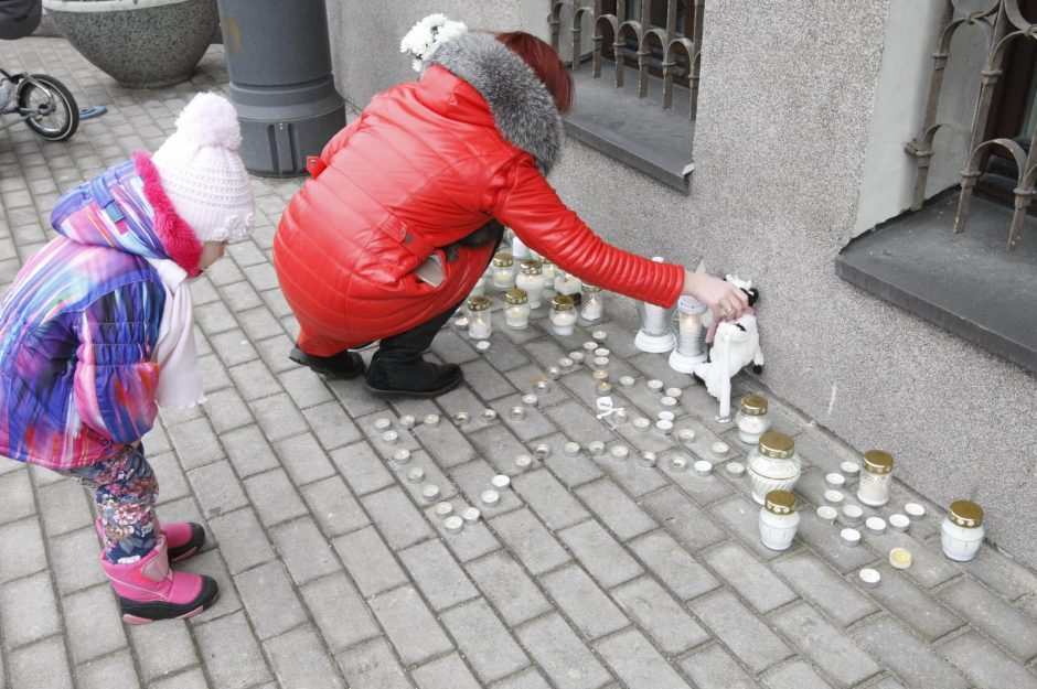 Uostamiestyje uždegtos gedulo liepsnelės