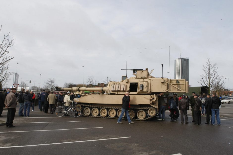 Prekybos centrą apsupo tankai