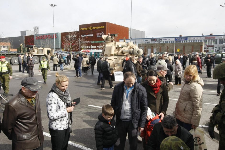 Prekybos centrą apsupo tankai