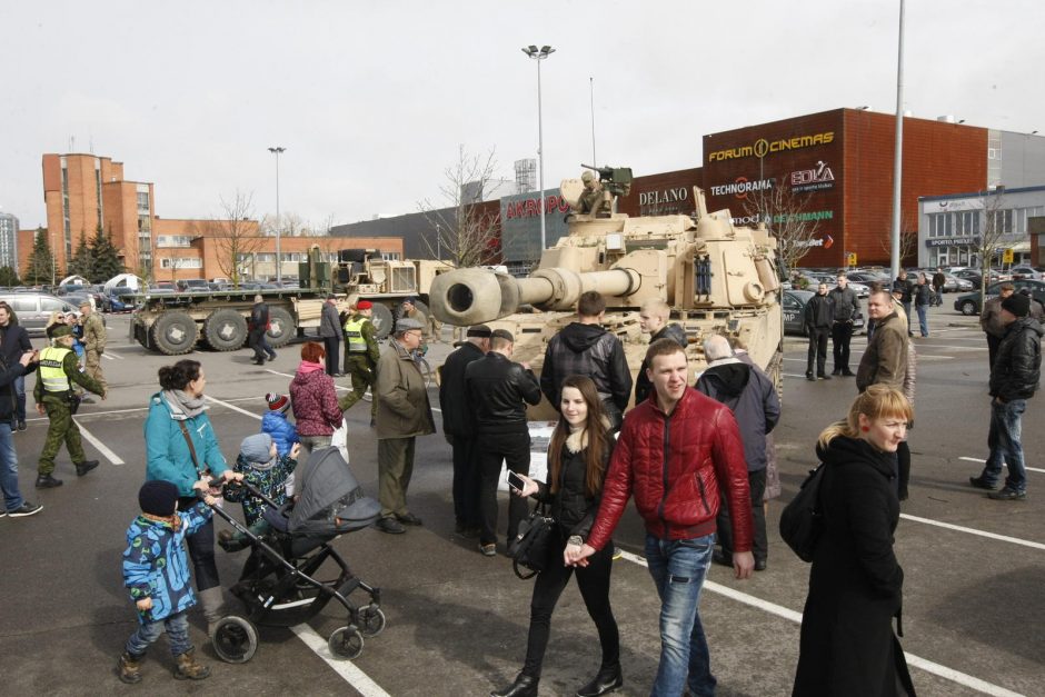 Prekybos centrą apsupo tankai