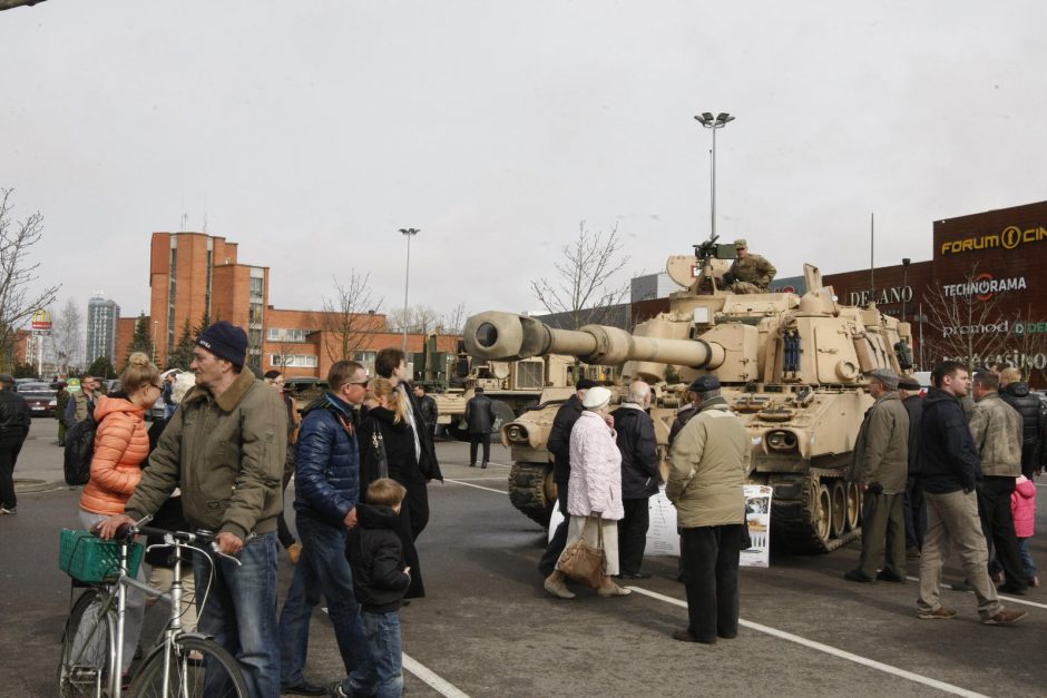 Prekybos centrą apsupo tankai