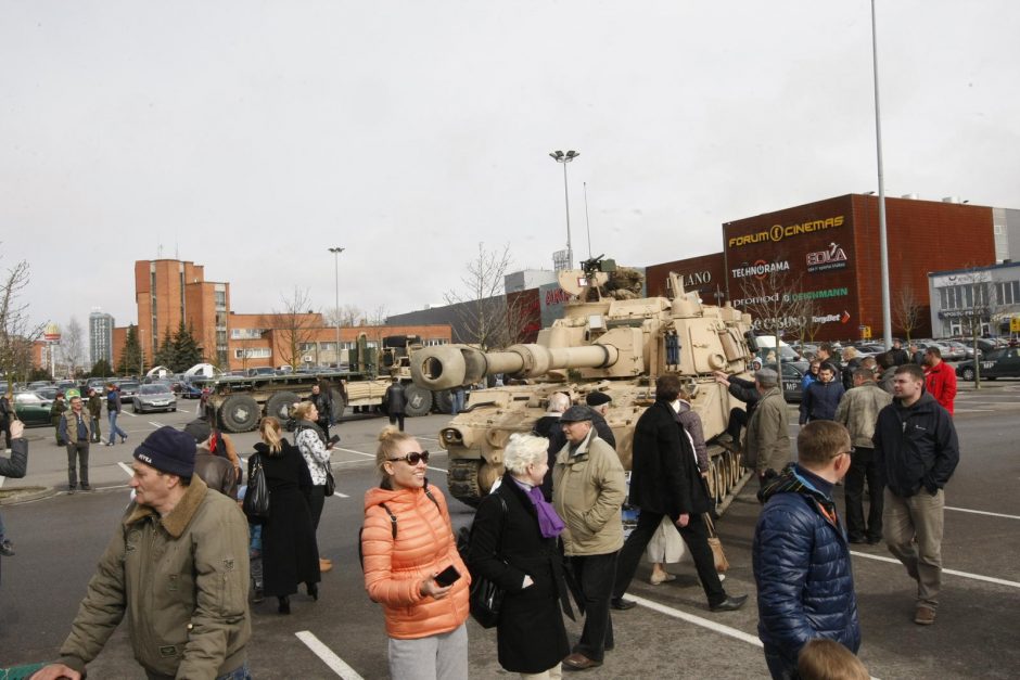 Prekybos centrą apsupo tankai